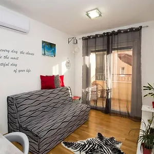 Luxury Viki Very Close To Beach Apartament